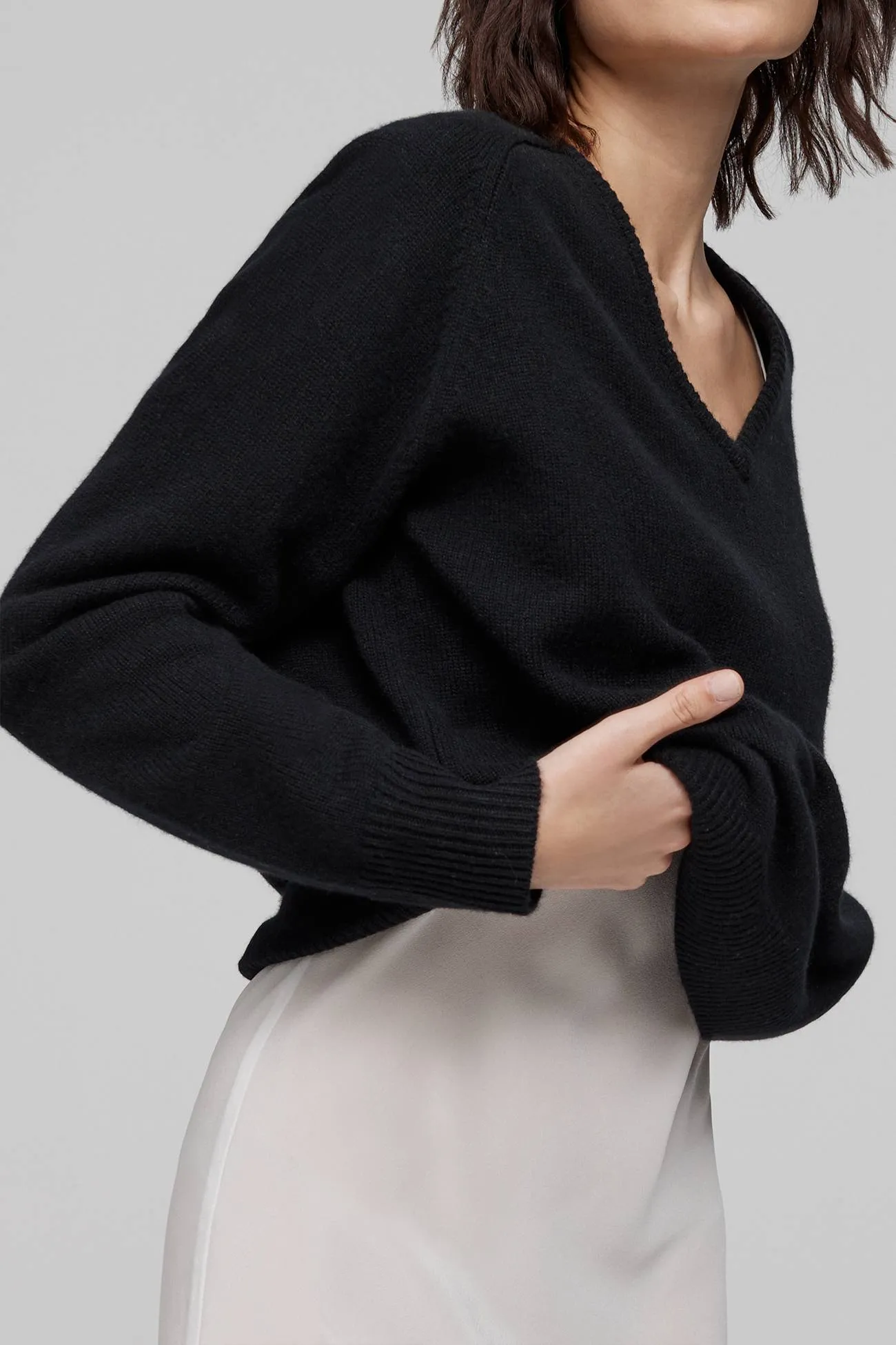 ARIA V-NECK CASHMERE SWEATER