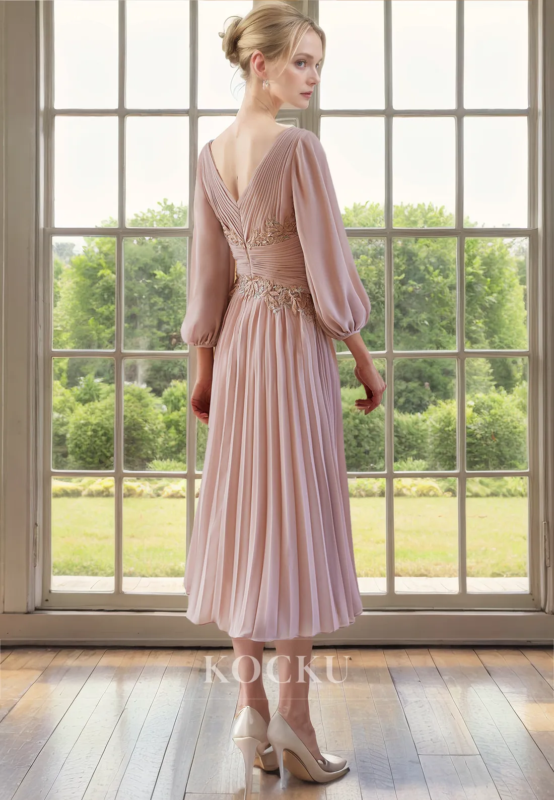 Elegant & Luxurious A-Line V-Neck Appliques Ruched Cocktail Mother of the Bride Dress